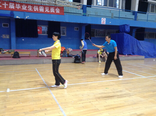 公司师生羽毛球友谊赛顺利举行