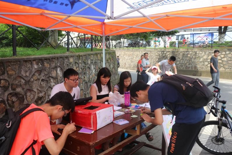 365英国上市公司“怀感恩之心，报三春之晖”感恩母亲节志愿活动顺利举办